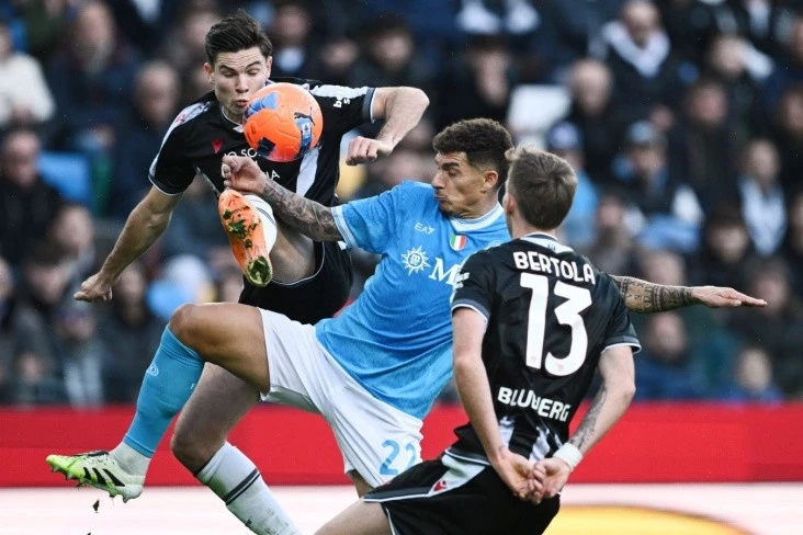 Udinese Napoliyi Minimal Skorla Yendi: Ekkelenkamp'ın Golü Zaferi Getirdi