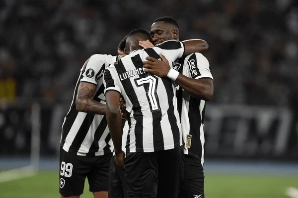 Botafogo started the CWC with a victory;