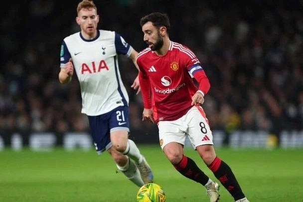Which team do bookmakers consider the favorite in the Europa League final?