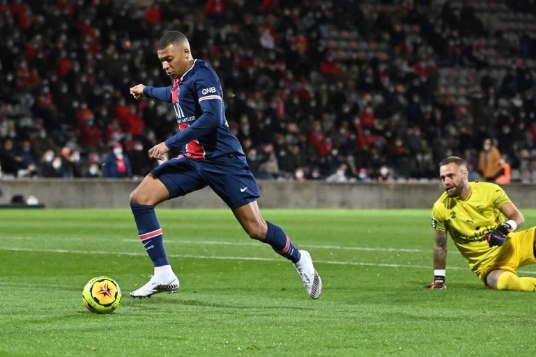 Kilian Mbappe advances towards the Golden Boot