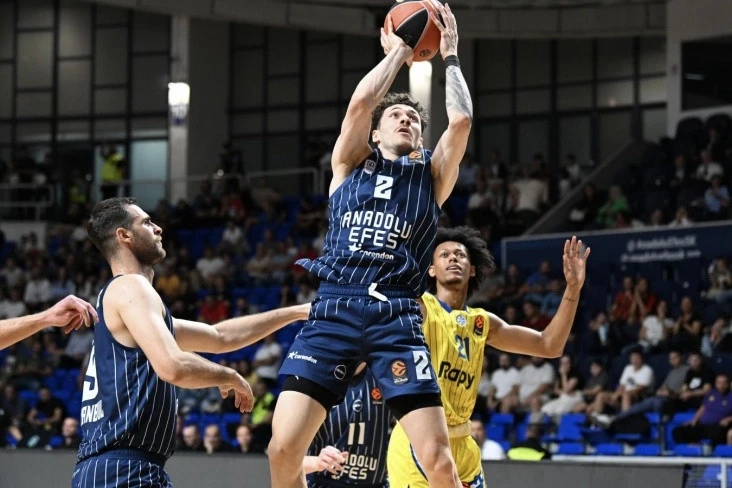Anadolu Efes Makkabi Tel-Əvivi məğlub etdi: Loyd komandanın bombardiri oldu