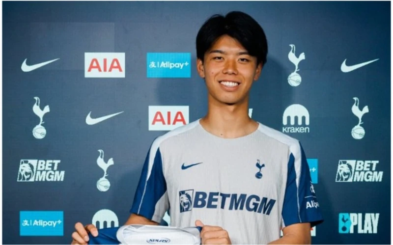 Tottenhem yaponiyalı müdafiəçi Kota Takaini transfer edib