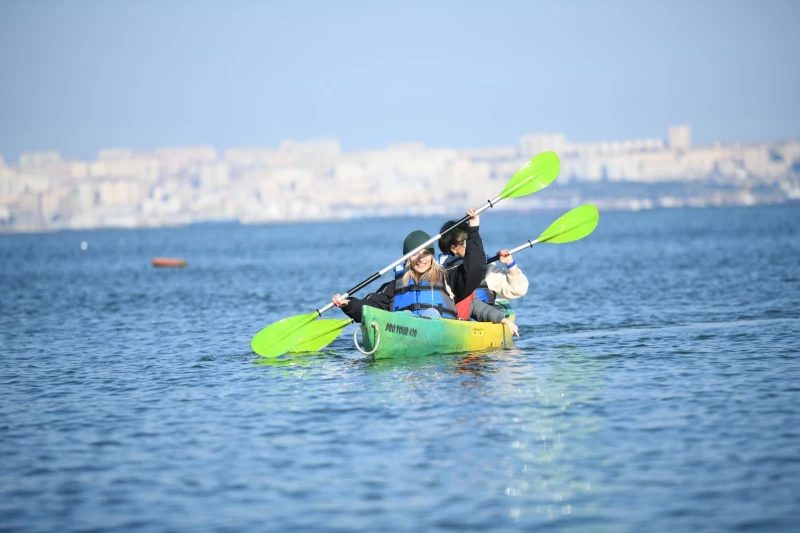Демонстрация гребли и парусных лодок в Баку на праздник Новруз