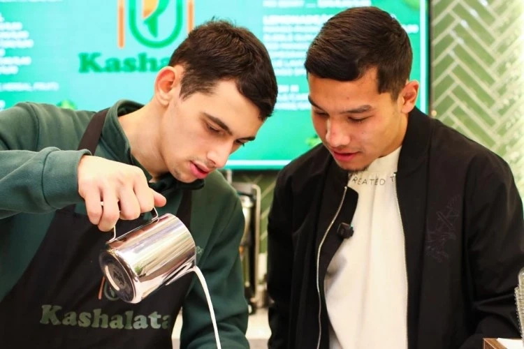 Sabah futbolçuları Kashalata kafesində xüsusi qayğıya ehtiyacı olan gənclərlə görüşdülər