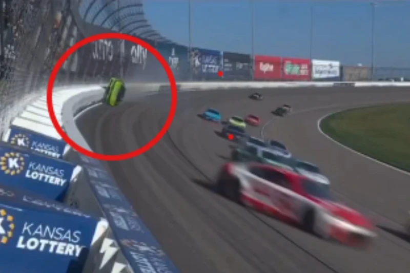 320 km/saatla divara çırpılan bolid iki dəfə aşdı: NASCAR-da dəhşətli qəza