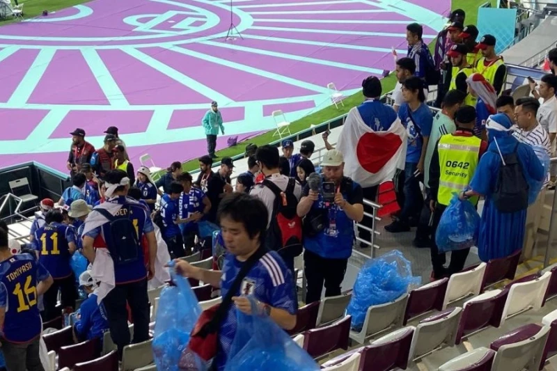 Japon taraftarların Wembley'deki örnek davranışı