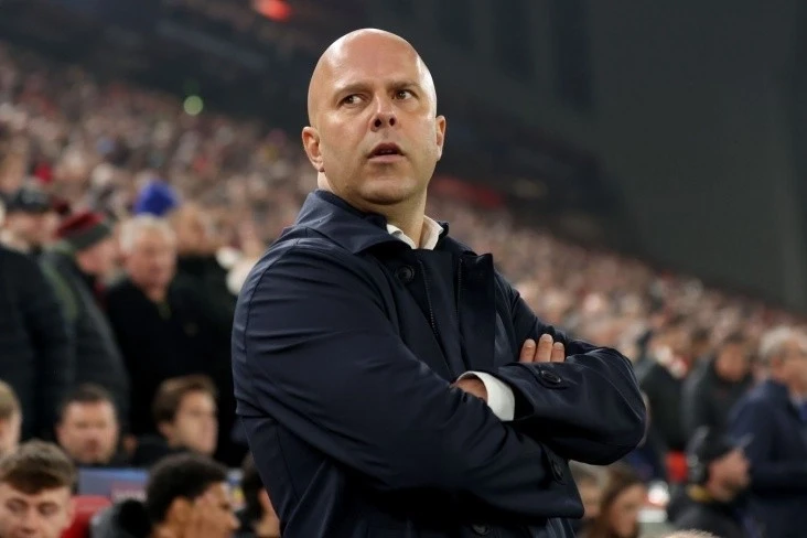 Arne Slot Aleksander İsakın zədəsi və tezliklə sağalması arzusu haqqında danışıb