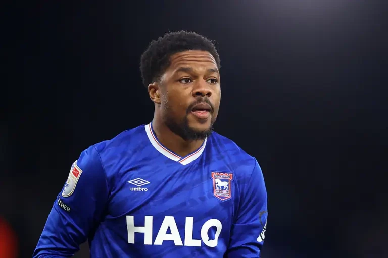İpsviç Akpom və Kipre ilə Yeni Müqavilələr İmzaladı