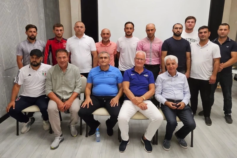Bernd Stange, Şamahı'da Şamahı FK antrenörleriyle bir araya geldi