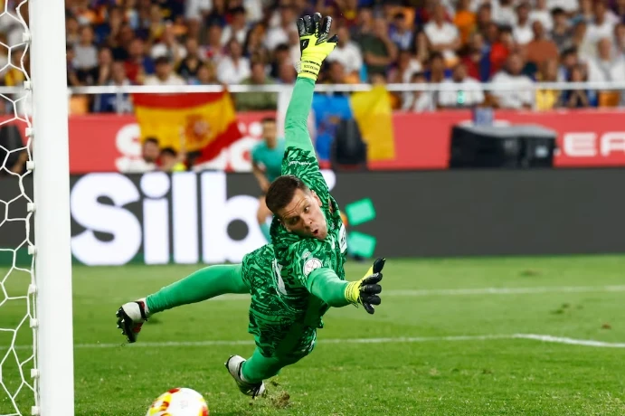 Voyçex Şesninin oğlu Barselonanın məşqində: Liam Şesni bacarığını göstərdi - VİDEO