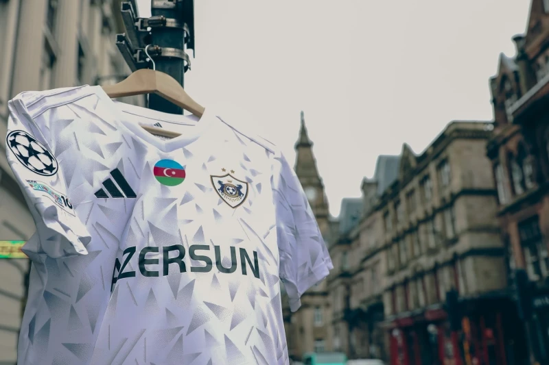 Qarabağ azarkeşləri Liverpulda: Komandaya dəstək üçün İngiltərəyə axın - VİDEO