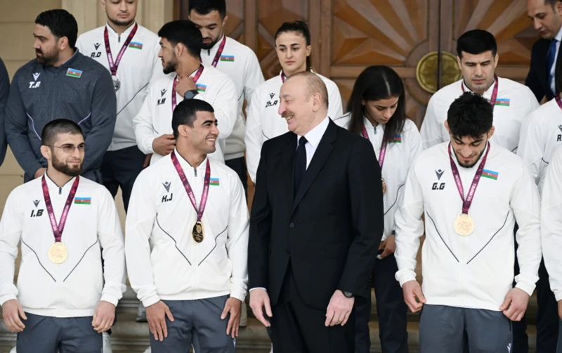 Prezident çempion güləşçiləri qəbul etdi