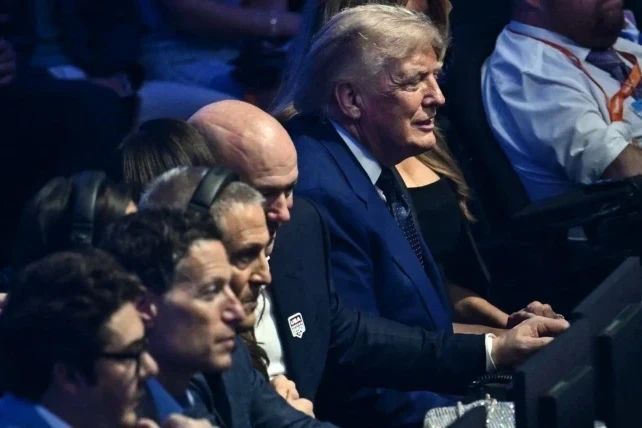 Donald Tramp UFC tədbirində yuxuya gedib