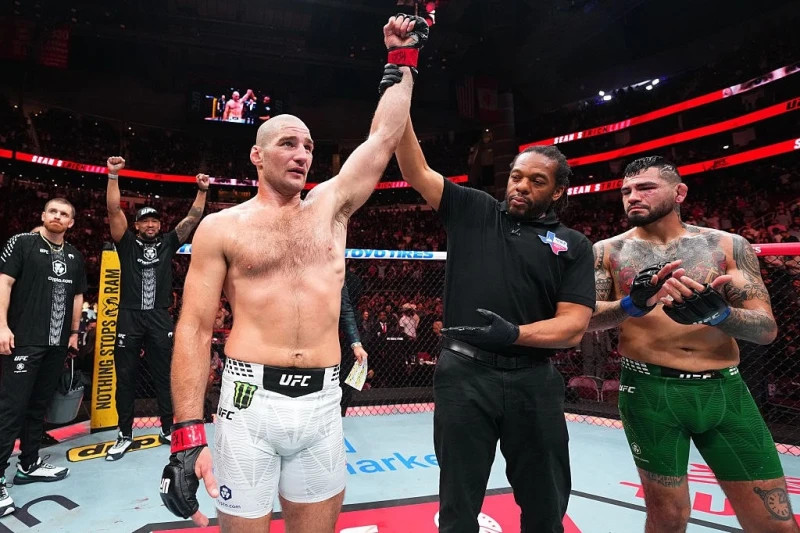 Şon Strikland Entoni Ernandesi nokautla məğlub etdi