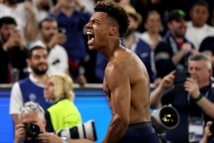 Dezire Dueyə İlin ən yaxşı gənc futbolçusu mükafatı təqdim edildi və onun çıxışı