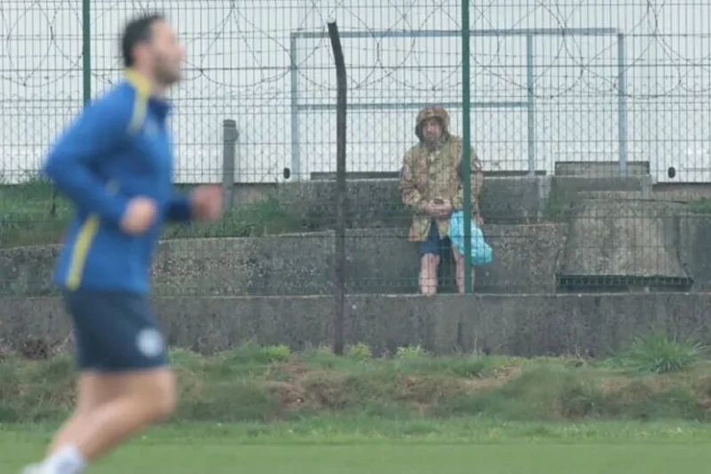 İtalyan Əsgərinin Bosniya Milli Komandasının Məşqini Çəkərkən Yaxalanması