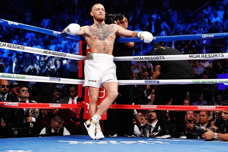 Conor McGregor knocks down opponent in boxing ring - VIDEO
