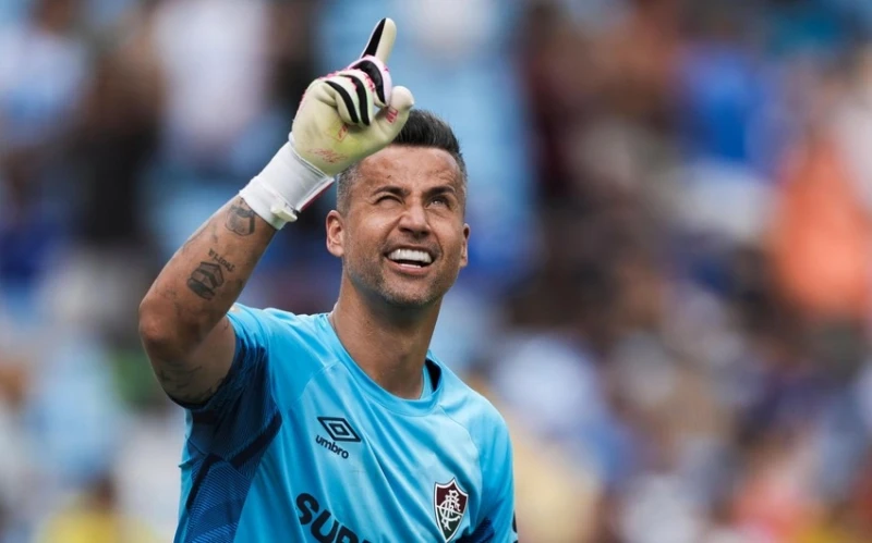Fabio becomes the player with the most appearances in world football