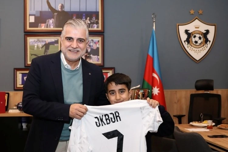 Qarabağ prezidenti azyaşlı azarkeş Əkbərlə görüşüb