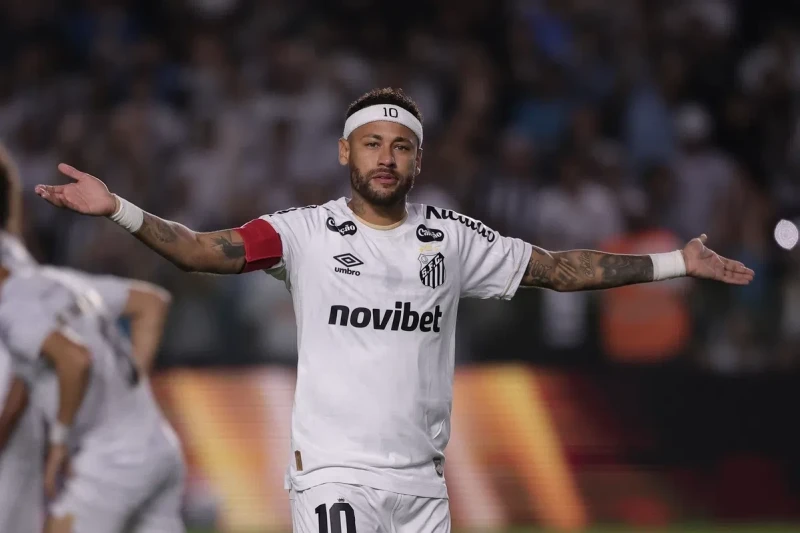 Neymar Santos klubunun stadion örtüyünü sərt tənqid etdi