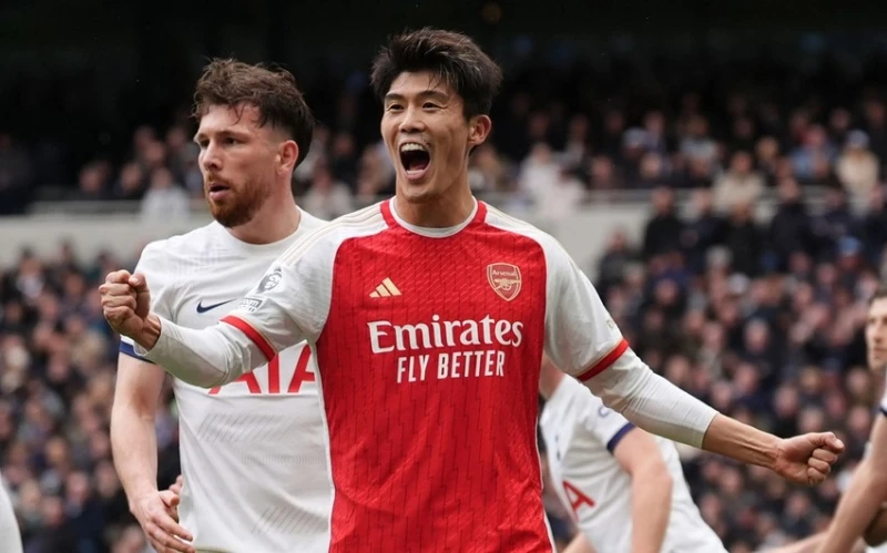 Arsenal Takehiro Tomiyasu ilə müqaviləyə xitam verdi