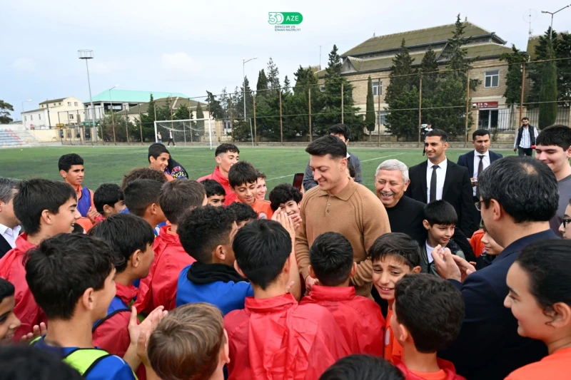 Məsut Özil “Ulduz” Futbol Akademiyasının açıq məşqini izləyib