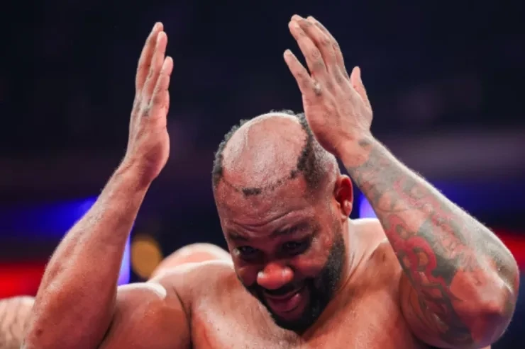 Boksçu Carrell Miller döyüşdə parikini itirdi, sonra qələbə sevincindən onu tribunaya atdı