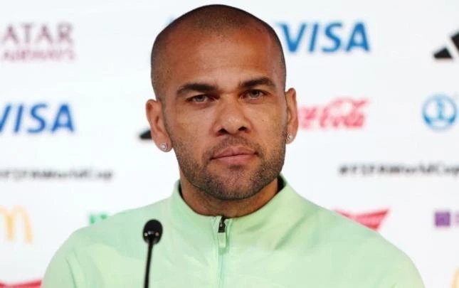 Dani Alveş Portuqaliya klubunu almağa hazırlaşır