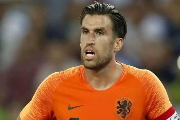 Niderland millisinin və Romanın sabiq futbolçusu karyerasını başa vurdu