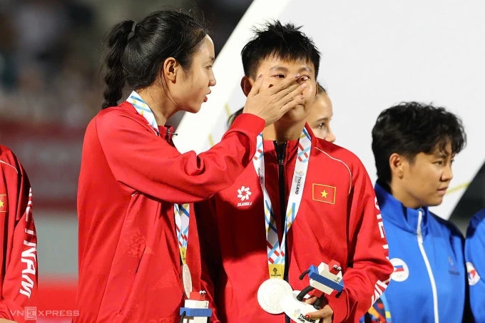 Qadın futbolçu hakimin səhvi ucbatından qızıl medalı itirdiyinə görə kədərlənir