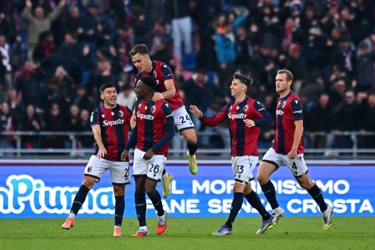 Napoli Bolonyaya uduzdu, liderliyi Milana verdi - VİDEO