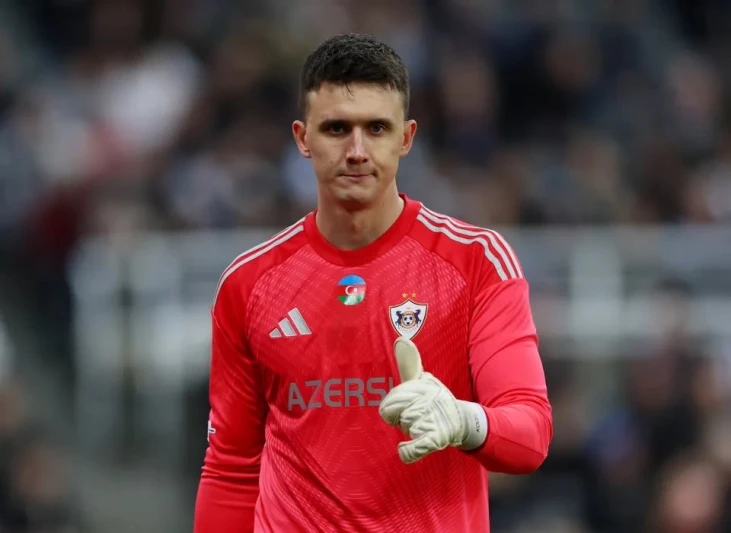 Qarabag goalkeeper Mateusz Kochalski wants to transfer to English clubs