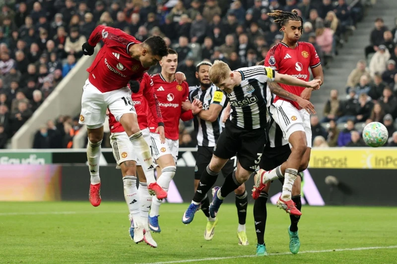 İngiltərə Premyer Liqası: Nyukasl azlıqda Mançester Yunaytedi məğlub etdi, Çelsi Aston Villanı darmadağın etdi