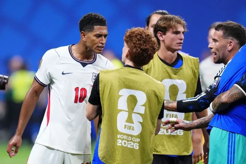Cud Bellinqem Argentinalı futbolçuya arxadan zərbə vurub