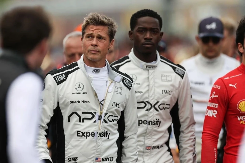 Lyuis Hemilton Formula 1 filminin davamının ssenarisi üzərində işlədiklərini açıqlayıb