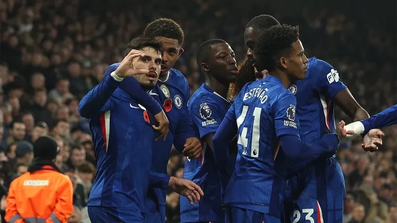 Liam Rosenior Çelsi ilə müqavilə bağlamaq üçün Londona gəlib