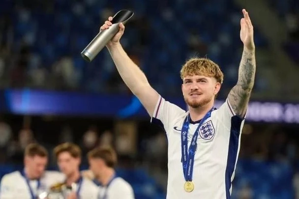 21 yaşadək futbol&ccedil;ular arasında Avropa &ccedil;empionatının ən yaxşı oyun&ccedil;usu Harvi Elliott oldu