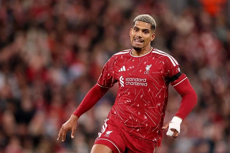 Barselona, icarədəki Ronald Araújonun qış transferini Liverpoola satmaq istəyir