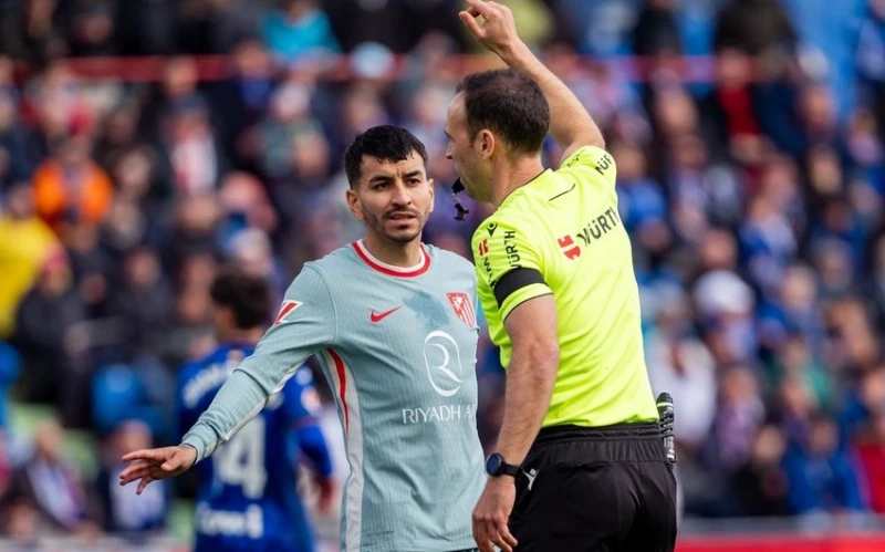 "Atletiko"nun hakimi təhqir edən futbolçusu beş oyunluq cəza alıb