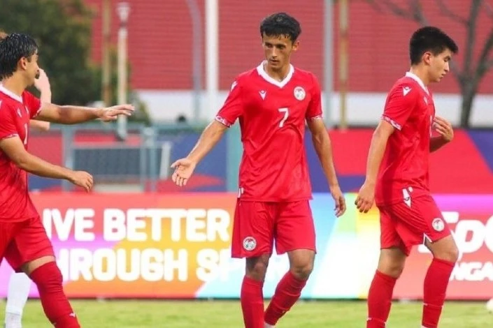 16 yaşlı tacik futbolçu dünya futbolunun tarixinə düşüb