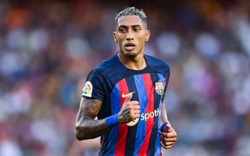 Barcelona officially announces new contract with Raphinha
