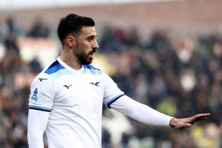 Milan Latsionun müdafiəçisi Mario Hila ilə maraqlanır