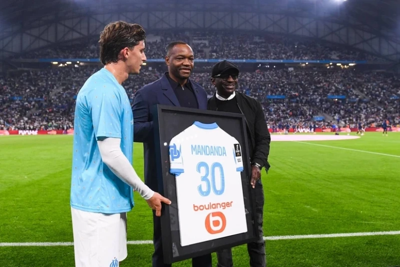 Marsilya Steve Mandanda'nın 30 Numaralı Formasını Ölümsüzleştirdi