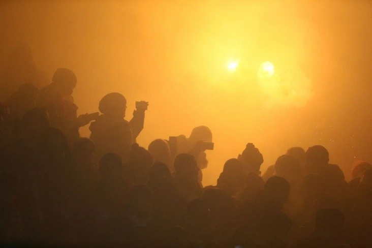 Yanğın səbəbindən İsveçdə futbol oyunu dörd saatdan çox davam edib
