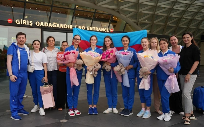 Üniversitede 3 Madalya Kazanan Azerbaycanlı Jimnastikçiler Bakü'ye Döndü