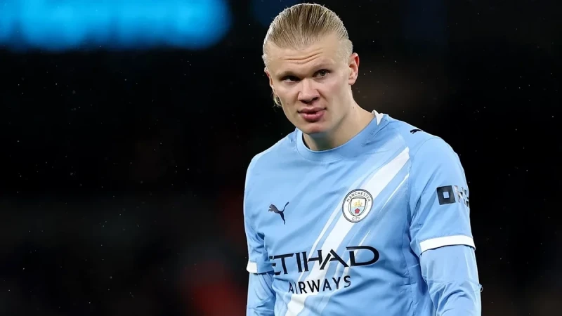 Holann İngiltərə Premyer Liqasında ən yüksək maaş alan futbolçudur