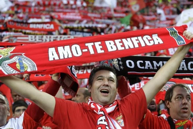 Бенфика наказала пятерых фанатов за расистское поведение