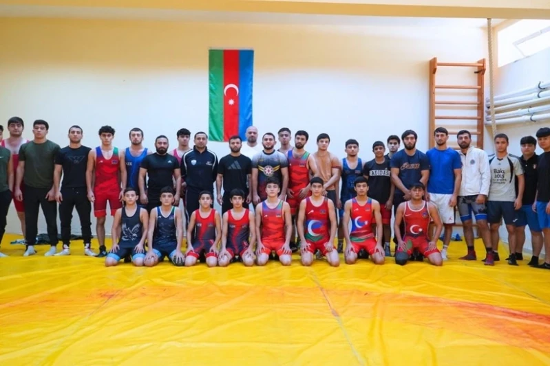 Azerbaycan'ın unvanlı güreşçileri gençlere usta dersi verdi Azerbaycan'ın unvanlı güreşçileri gençlere usta dersi verdi