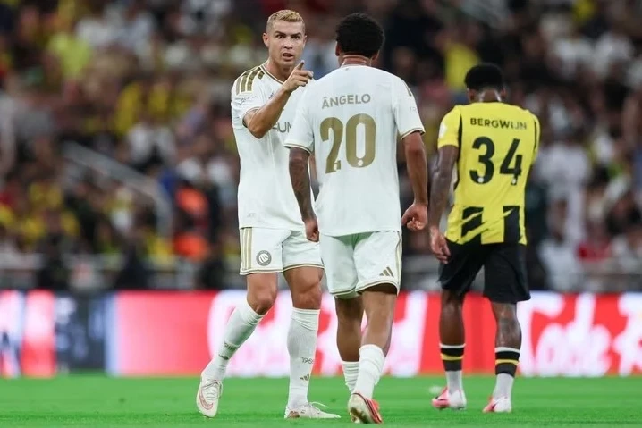 Ronaldo rəqib oyunçunun arxasındakı taktiki qeydləri oxumağa çalışdı