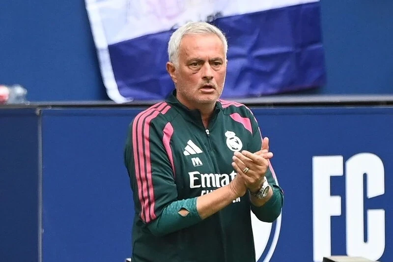 Mourinho: Betis oyunçusunun “ölmüş kimi” davranışı səbəbindən sarı kart aldım